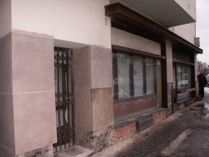 Mosazné výlohy před restaurováním - Masarykovo nábř. Praha 